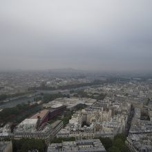 エッフェル塔からかすかに望む