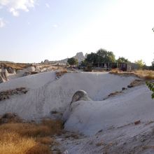 崖沿いに土産物屋が10軒くらいある