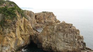 長さ２ｋｍ、高さ５０ｍほどの大岩壁