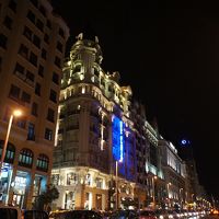 青い看板が目印、１Ｆはナイキショップ