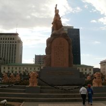 彼を称えた記念碑があります。