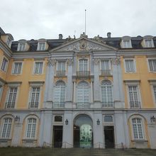 正面に近寄ったところ。