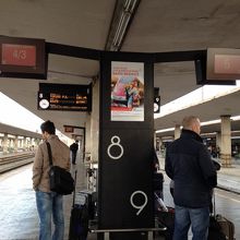 ホームが決まると電光掲示板に表示される