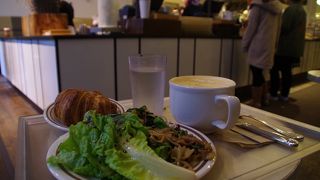 一人旅には嬉しいデリと美味しいクロワッサン。