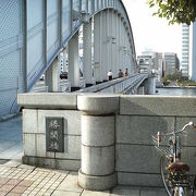 可動橋の面影が残る隅田川に架かる橋
