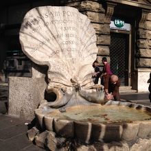 かわいらしく気に入った蜂の噴水