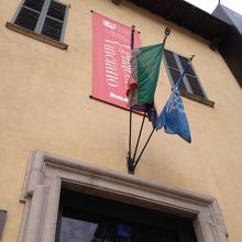 チケットボックスと入口は教会向かって左脇の建物です