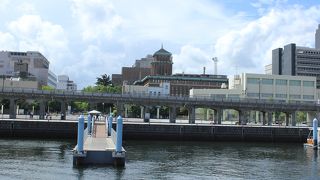 横浜港の海沿いの散歩道