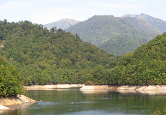 矢木沢ダムによって造られた人造湖