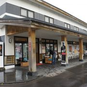 地元の特産品を扱う立派な販売所です