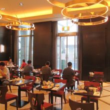 さすが「ダブルツリー」、ビジネスマンの姿が目立ちました