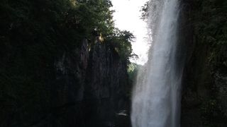 迫力のある滝と、伝い流れる滝があります。