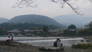 穏やかな川ですね