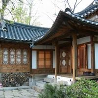 敷地裏手にあった離れのお部屋です。二部屋あります。