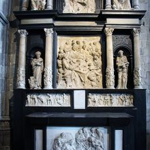 小礼拝所の祭壇のレリーフ