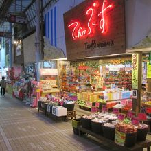 チープな土産物店が多いです