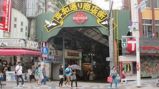 修学旅行生・若年旅行者用の土産屋店街かな