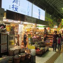 泡盛もたくさん売ってます