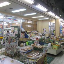 スーパーマーケットもありました