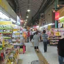 夕方過ぎても、お客さんは多め…大人の商店街ですね