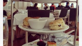 常夏のハワイで優雅なアフタヌーンティーを。