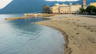 別府北浜の温泉旅館街から伸びる砂浜