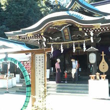 お堂の前には身を清める輪（緑色は珍しい？）もあります。