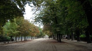 トイレやテニスコートがある広いリュクサンブール公園