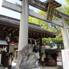 烏丸通に面した鳥居。