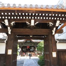 寺町通りに面した山門。