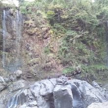 岩肌を伝う滝もあります。