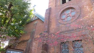 赤レンガ作りの教会。魅力的です。