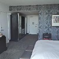 部屋はモダンで広い