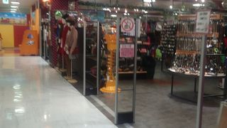 アメリカ、ヨーロッパのユーズドウェアを中心のショップです