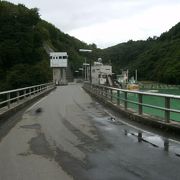 草津温泉の源泉から湧出した水を中和する