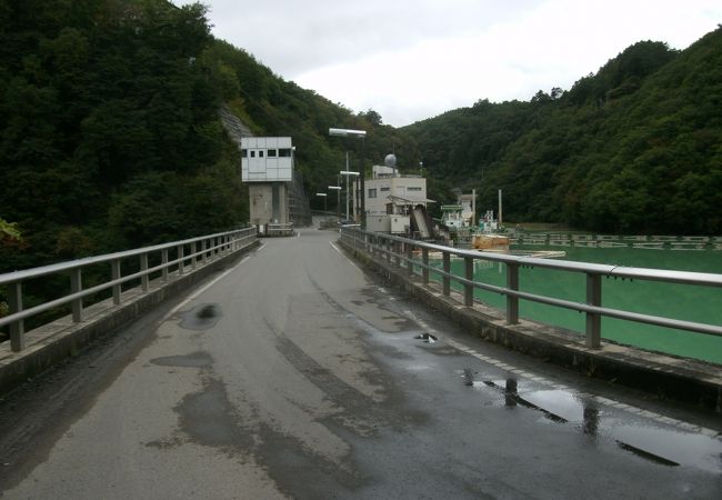 草津温泉の源泉から湧出した水を中和する