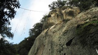 御神体は高さ４５mの巨岩