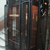 日本ではなかなか乗れない木造エレベーターが現役です