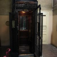 鉄製の扉は自分の手でガチャガチャと開けます