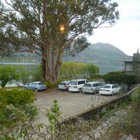 この駐車場の上が受付