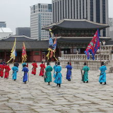 門へ向かっている衛兵さん方です。交代式に行かれます。