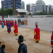 交代の場面です。