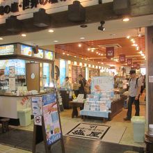 店内の商品はすべて塩関連