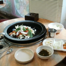 このように用意して下さいます。店員さんに焼いてもらいました。