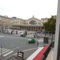 客室の窓から望めるパリ東駅の駅舎。６番出口は窓の斜め下！