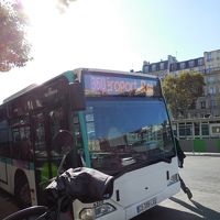 ホテルの入口目の前はシャルルドゴール空港行きのバス停！