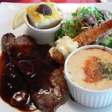 ウイークエンドスペシャルのハンバーグのプレート