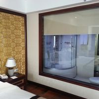 部屋から望むバスルーム