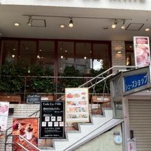 ビルの２階です