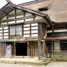 大きな茅葺き屋根 庄屋造りの建物